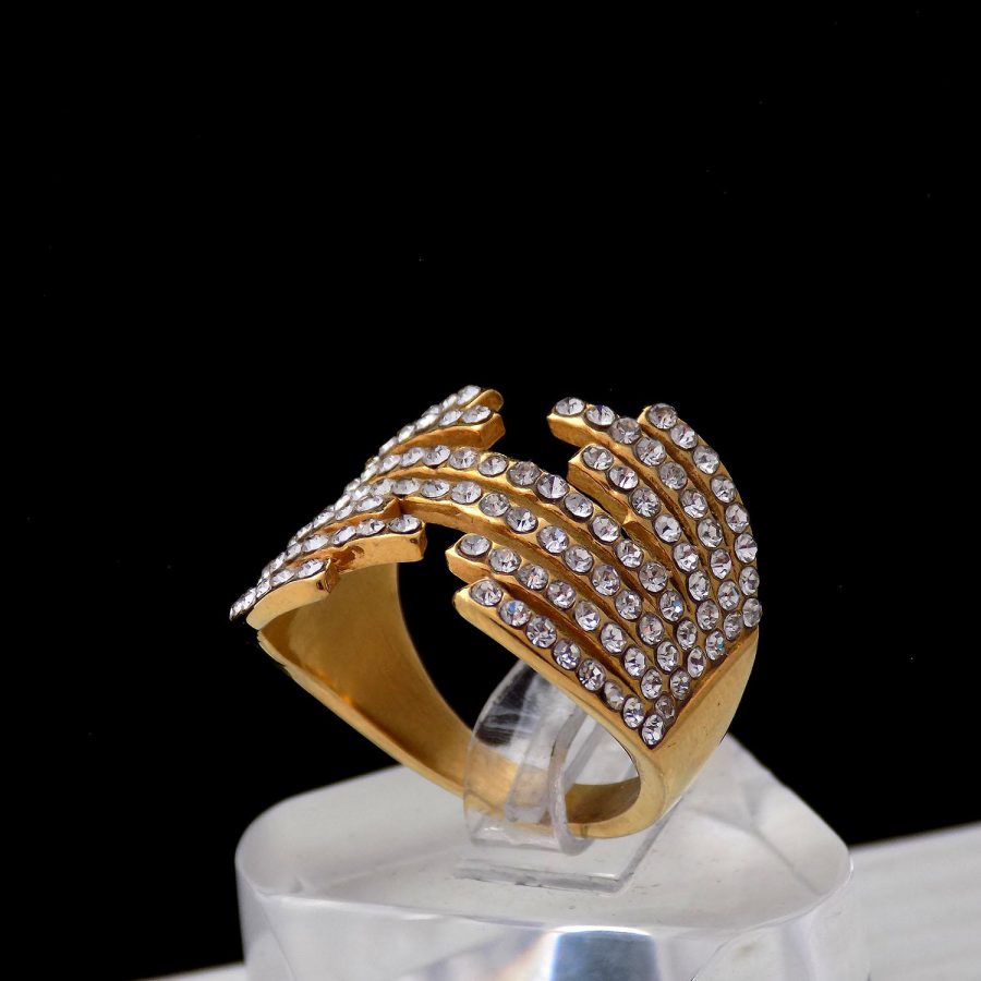 انگشتر استیل زنانه طرح طلا پرنگین rg-n396 از نمای مشکی