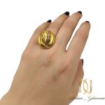 انگشتر استیل زنانه طرح طلای بزرگ rg-n382 از نمای روی دست