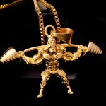 گردنبند مردانه طرح بدنسازی استیل طلایی nw-n499 از نمای مشکی