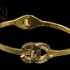 دستبند زنانه طرح چنل استیل طلایی ds-n496 از نمای مشکی