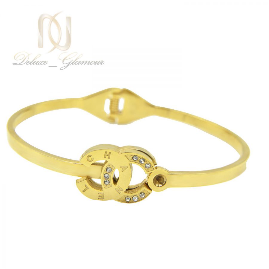 دستبند زنانه طرح چنل استیل طلایی ds-n496 از نمای سفید