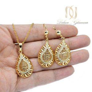 نیم ست زنانه برنجی طلایی NS-N464 از نمای روی دست