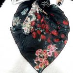روسری حریر کرپ گل نقاشی از نمای روبرو