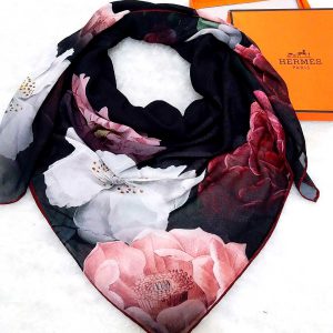 روسری حریر کرپ گلدار از نمای بالا