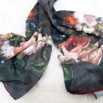 روسری حریر کرپ طرح گل از نمای بالا