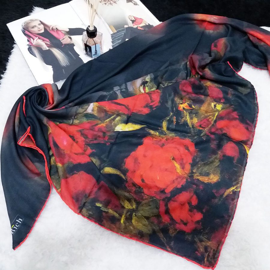 روسری حریر کرپ گل قرمز از نمای کلی