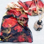 روسری ساتن ابریشم گل نقاشی از نمای بالا
