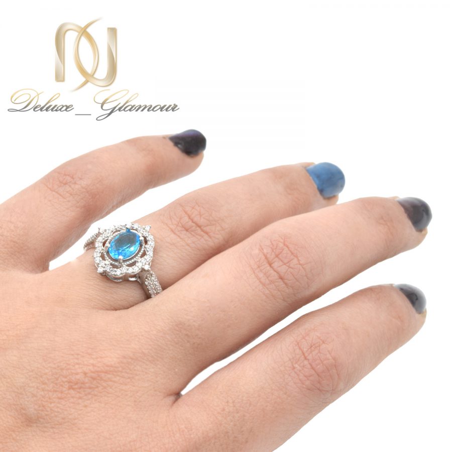 انگشتر نقره زنانه نگین آبی جواهری rg-n496 از نمای روی دست