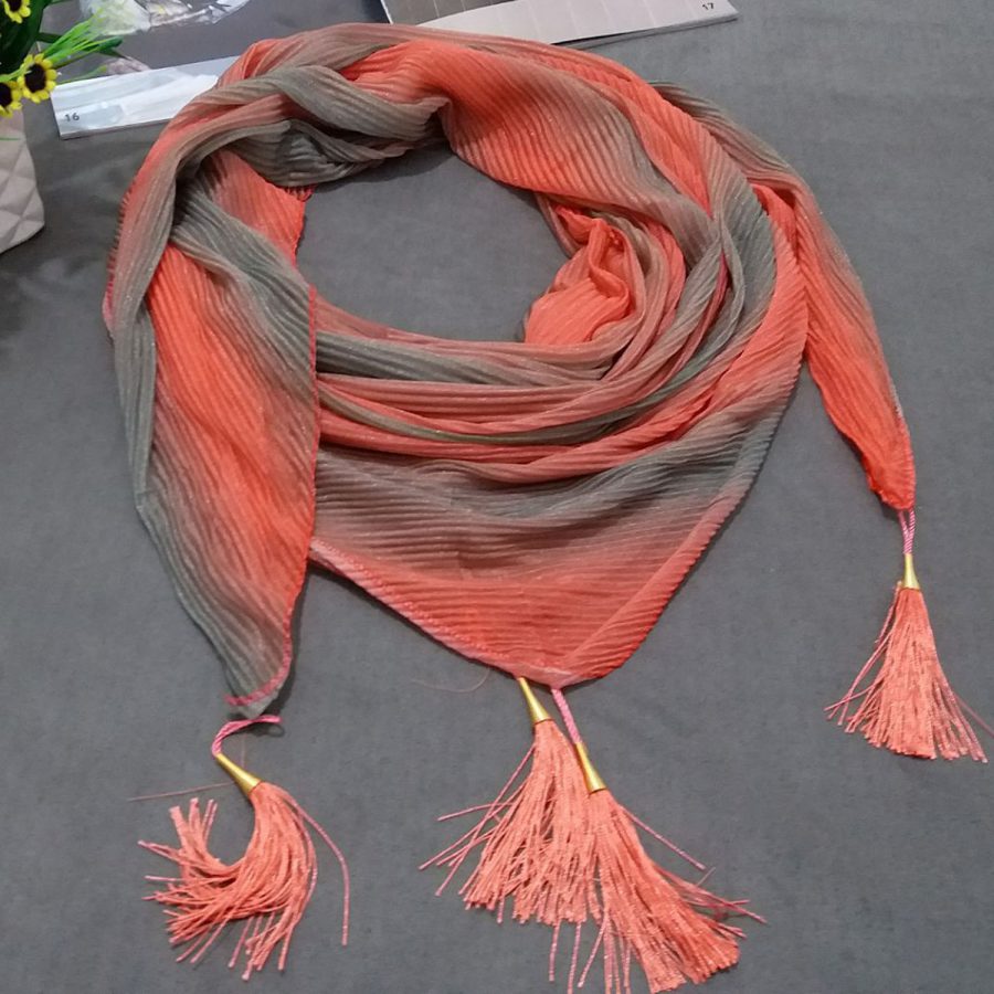 روسری ابریشم توییل طیفی نارنجی از نمای کلی