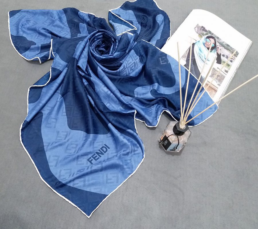 روسری ابریشم پارچه یونیک فندی آبی از نمای بالا