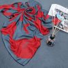روسری ابریشم پارچه یونیک فندی قرمز از نمای کلی