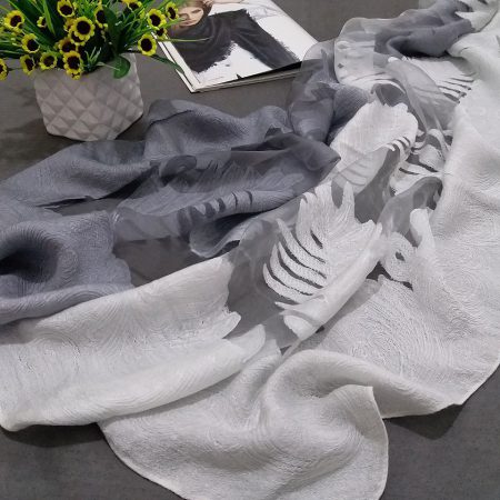 شال نخ ویسکوز طیفی خاکستری برگ شیشه ای از نمای نزدیک
