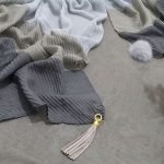 شال نخی منگوله چرم طوسی از نمای نزدیک