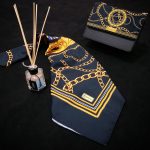 ست کیف و روسری مشکی با زنجیر طلایی از نمای روبرو
