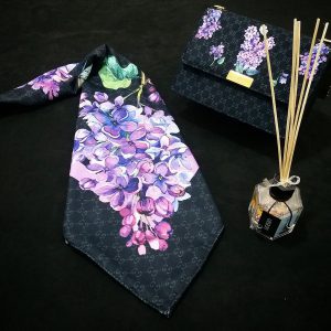 ست کیف و روسری گل بنفش از نمای کلی