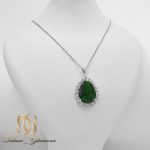 گردنبند زنانه نگین سبز جواهری nw-n703 از نمای دور