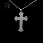 گردنبند صلیب پسرانه استیل نقره ای nw-n748 از نمای مشکی