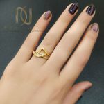 انگشتر زنانه استیل طلایی ظریف rg-n558 از نمای روی دست