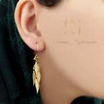 گوشواره نقره آویزی طرح طلا بلند er-n237 از نمای روی گوش