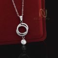 گردنبند استیل زنانه و دخترانه خاص نقره ای nw-n794 یکی از شیک ترین و خاص ترین آویز های زنانه و دخترانه می باشد که از استیل ضد زنگ و عیار 316 ساخته شده است از همین رو بدون کوچکترین تغییر رنگی می باشد. همچنین به منظور همرنگ طلا سفید شدن این گردنبند از روکش رودیوم چندلایه استفاده شده است که بهترین نوع آبکاری برای زیورآلات و گردنبند های طرح طلا سفید است.  گردنبند استیل زنانه و دخترانه خاص نقره ای nw-n794 دارای طرح زیبایی حلقه های تو در تو می باشد که نگین کریستالی سفید رنگی در انتها بدان وصل شده است که از جنس زیرکونیا است. طول تقریبی پلاک این گردنبند 3.5 سانتی متر است که زنجیر حلقه ای استیل بدان وصل شده است که دارای طول 45 سانتی متر است. این گردنبند شیک برای هدیه دادن به همسر، دوست، نامزد و ... گزینه مناسبی است و همواره می تواند جزو گزینه های خرید قرار بگیرد. 