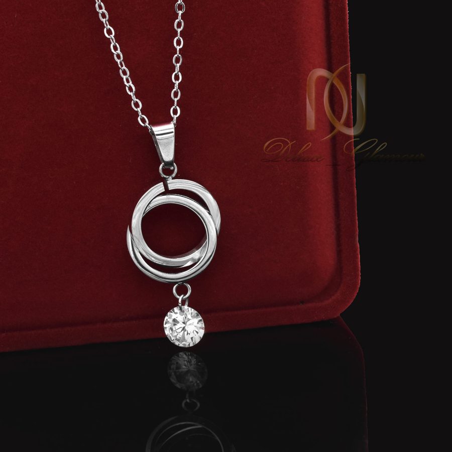 گردنبند استیل زنانه و دخترانه خاص نقره ای nw-n794 یکی از شیک ترین و خاص ترین آویز های زنانه و دخترانه می باشد که از استیل ضد زنگ و عیار 316 ساخته شده است از همین رو بدون کوچکترین تغییر رنگی می باشد. همچنین به منظور همرنگ طلا سفید شدن این گردنبند از روکش رودیوم چندلایه استفاده شده است که بهترین نوع آبکاری برای زیورآلات و گردنبند های طرح طلا سفید است.  گردنبند استیل زنانه و دخترانه خاص نقره ای nw-n794 دارای طرح زیبایی حلقه های تو در تو می باشد که نگین کریستالی سفید رنگی در انتها بدان وصل شده است که از جنس زیرکونیا است. طول تقریبی پلاک این گردنبند 3.5 سانتی متر است که زنجیر حلقه ای استیل بدان وصل شده است که دارای طول 45 سانتی متر است. این گردنبند شیک برای هدیه دادن به همسر، دوست، نامزد و ... گزینه مناسبی است و همواره می تواند جزو گزینه های خرید قرار بگیرد. 