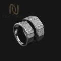 حلقه ست نقره روی صفحه سیاه