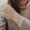 دستبند ژوپینگ زنانه از نمای روی دست -دستبند زنانه ژوپینگ اصل نگین دار طلایی خاص br-n167