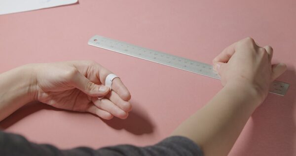 تعیین سایز انگشتر با استفاده از خط کش و نخ 