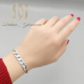 دستبند نقره زنانه طرح ورساچه پهن دو رنگ عکس روی دست