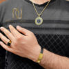 ست گردنبند، انگشتر و دستبند مردانه ورساچه مشکی و طلایی عکس روی دست