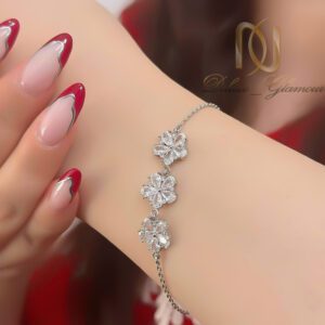 دستبند نقره طرح گل روی دست