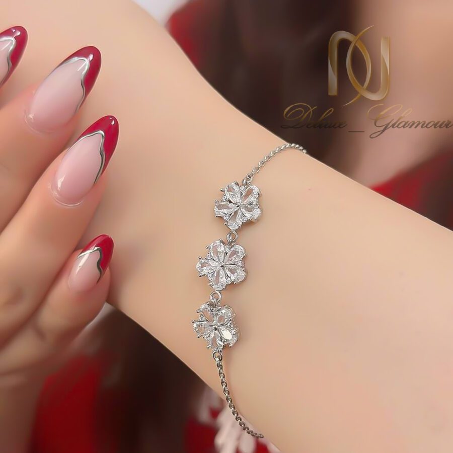 دستبند نقره طرح گل روی دست