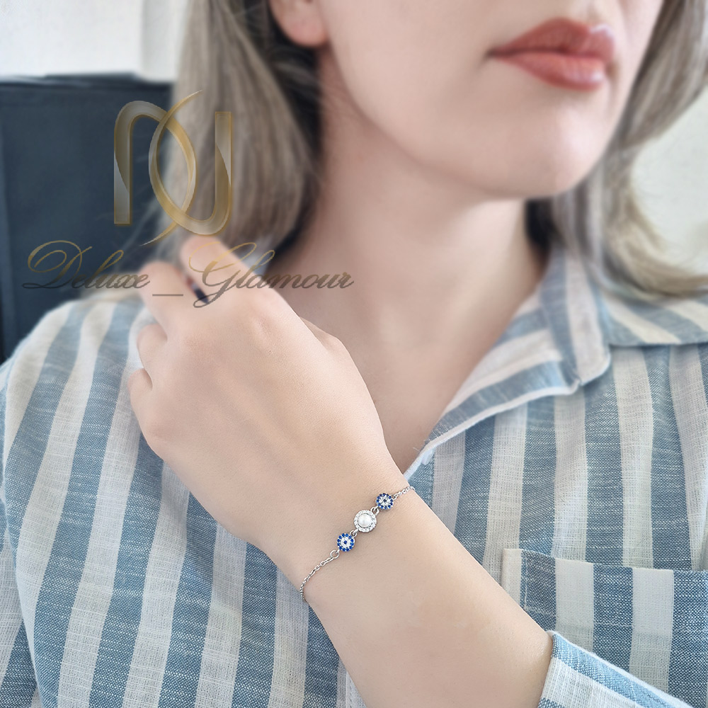 دستبند نقره زنانه مرواریدی و چشم نظر روی دست