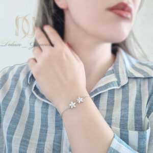 دستبند نقره دخترانه گل روی دست