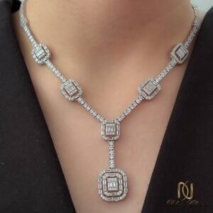 سرویس نقره امرالدکات ns-s-7 نمای نزدیک گردنبند یهدار با سنگهای برش زمردی روی سینه