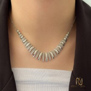 سرویس نقره تراش ns-s-4 نمای نزدیک گردنبند با طرح تراش روی گردن