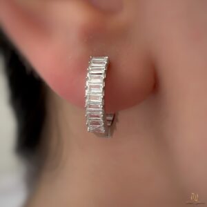 گوشواره نقره حلقهای باگت er-s-4 نمای نزدیک گوش با گوشواره زده شده، نمایش جزئیات سنت‌های باگت بر روی حلقه نقره