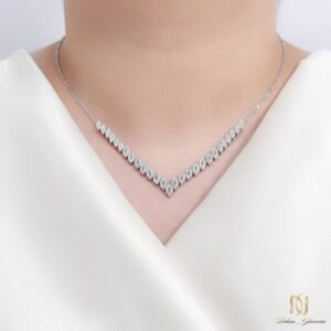 سرویس نقره زنجیری ns-s-14 نمای نزدیک گردنبند و形的 روی گردن، طراحی زنجیری وینگ