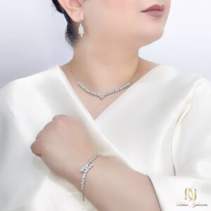 سرویس نقره زنجیری ns-s-14 عکس روی مانکن زنانه، نمایش کامل ست شامل گردنبند، گوشواره و دستبند