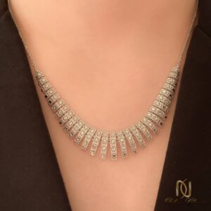 سرویس نقره تراش ns-s-2 نمای نزدیک گردنبند یشمی روی سینه، نمایش طرح خوشه‌ای فانتزی و تزئینی