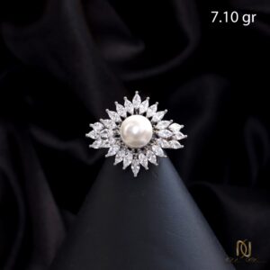 انگشتر نقره مرواریدی ri-s-4 عکس روی استند مشکی، نمای نزدیک با وزن 7.10 گرم