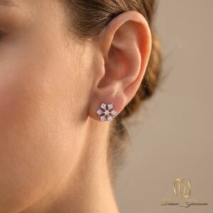گوشواره نقره دانه برف er-s-5 پوشیده روی گوش مدل، نمای کناری و زنده