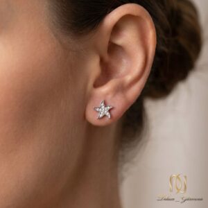 گوشواره نقره ستاره er-s-17 روی گوش مدل، نمای کناری
