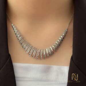 سرویس نقره ورساچه تراش ns-s-1 نمای نزدیک گردنبند نقره با طرح برجسته ورساچه روی گردن