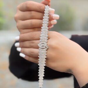 دستبند نقره پهن مجلسی br-s-10 در دست زنانه با ناخن سفید، نمای کناری و قلاب بسته