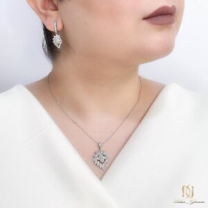 نیم ست نقره زنانه مجلسی ce-new-19 عکس روی زن با گوشواره و گردنبند، پس زمینه سفید