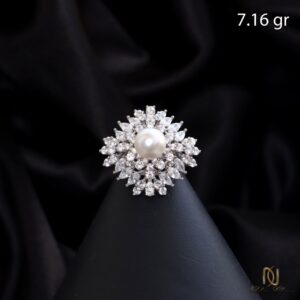 انگشتر نقره زنانه مرواریدی ri-s-3 عکس روی مانکن مشکی، نمای نزدیک با وزن 7.16 گرم