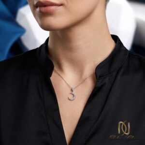 گردنبند نقره زنانه هلال ماه ne-new-20، نمای پوشش گردنبند روی گردن زن با لباس مشکی