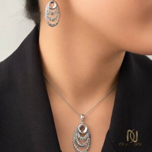 نیم ست نقره زنانه حلقهای ce-new-32 عکس روی مانکن، نمای کناری صورت با گوشواره و گردنبند نقره