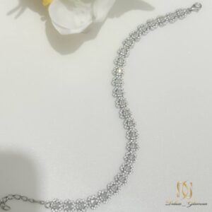 دستبند نقره زنانه جواهری بندساعتی br-s-12 عکس روی پس زمینه سفید با گل